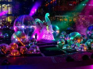 ein Kleid aus 370 RGB Pixel tanzbar, akkubetrieben, mobil, funkgesteuert, wifi, timecode